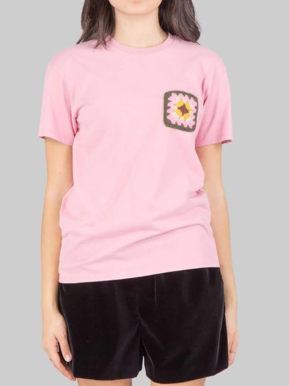 T-SHIRT EMILIE GIROCOLLO ROSA CON TASCHINO IN CROCHET A FANTASIA-ROSA